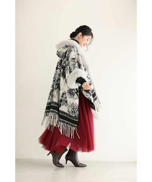 再入荷12月9日 混ざり合う無彩色のリュクスなファー付きポンチョ cawaii w61602ps S~3L対応 羽織り フード付 あたたかい 防寒ブラック オシャレ 個性的 大人可愛い エレガント 上品 秋 冬 レディース ファッション ミセス 30代 40代 50代 cawaii（カワイイ）の「混ざり合う無彩色のリュクスなファー付き