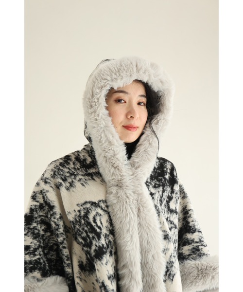 再入荷12月9日 混ざり合う無彩色のリュクスなファー付きポンチョ cawaii w61602ps S~3L対応 羽織り フード付 あたたかい 防寒ブラック オシャレ 個性的 大人可愛い エレガント 上品 秋 冬 レディース ファッション ミセス 30代 40代 50代 cawaii（カワイイ）の「混ざり合う無彩色のリュクスなファー付き