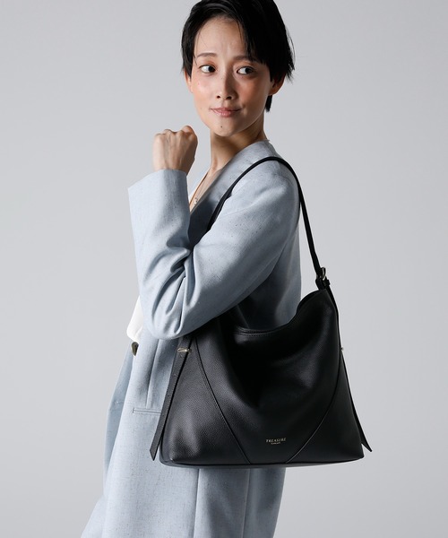 TREASURE TOPKAPI(トレジャートプカピ)の「【TREASURE TOPKAPI】シュリンクレザー ワンハンドル 2way ショルダー バッグ(ショルダーバッグ・レディース・グレイッシュベージュ/ブラック・FREE)」の2枚目の写真