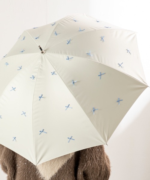MILLION CARATS（ミリオンカラッツ）の「《because》上品に散りばめた立体リボンモチーフの晴雨兼用軽量アンブレラ 約290g [UVカット・UPF50+・完全遮光・遮熱]（長傘・レディース・グレー/オフホワイト/サックスブルー・FREE）」の2枚目の写真