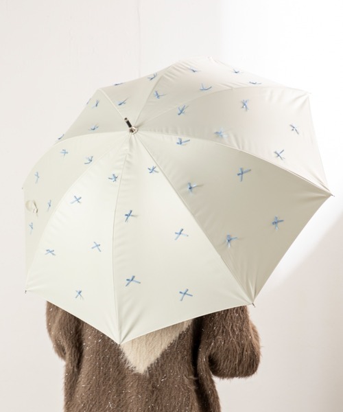 MILLION CARATS（ミリオンカラッツ）の「《because》上品に散りばめた立体リボンモチーフの晴雨兼用軽量アンブレラ 約290g [UVカット・UPF50+・完全遮光・遮熱]（長傘・レディース・グレー/オフホワイト/サックスブルー・FREE）」の7枚目の写真