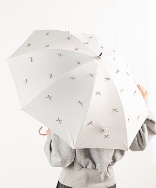 MILLION CARATS（ミリオンカラッツ）の「《because》上品に散りばめた立体リボンモチーフの晴雨兼用軽量アンブレラ 約290g [UVカット・UPF50+・完全遮光・遮熱]（長傘・レディース・グレー/オフホワイト/サックスブルー・FREE）」の5枚目の写真