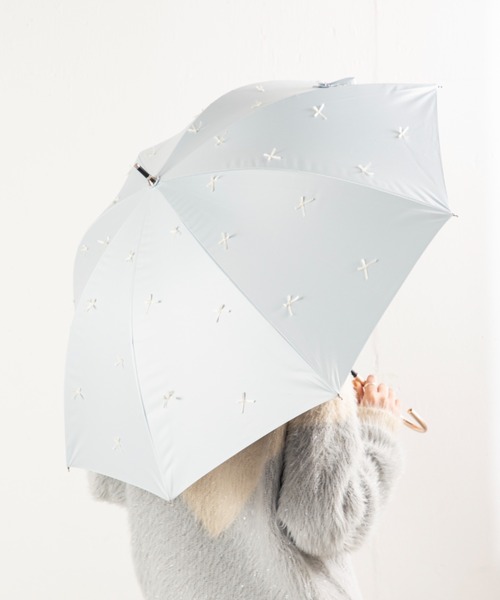 MILLION CARATS（ミリオンカラッツ）の「《because》上品に散りばめた立体リボンモチーフの晴雨兼用軽量アンブレラ 約290g [UVカット・UPF50+・完全遮光・遮熱]（長傘・レディース・グレー/オフホワイト/サックスブルー・FREE）」の22枚目の写真