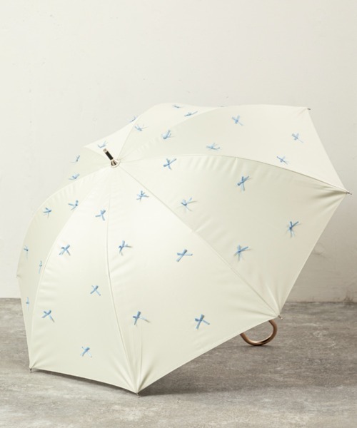 MILLION CARATS（ミリオンカラッツ）の「《because》上品に散りばめた立体リボンモチーフの晴雨兼用軽量アンブレラ 約290g [UVカット・UPF50+・完全遮光・遮熱]（長傘・レディース・グレー/オフホワイト/サックスブルー・FREE）」の19枚目の写真