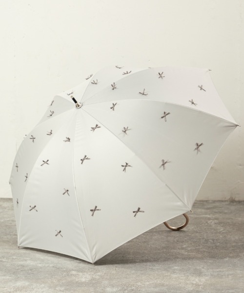 MILLION CARATS（ミリオンカラッツ）の「《because》上品に散りばめた立体リボンモチーフの晴雨兼用軽量アンブレラ 約290g [UVカット・UPF50+・完全遮光・遮熱]（長傘・レディース・グレー/オフホワイト/サックスブルー・FREE）」の18枚目の写真