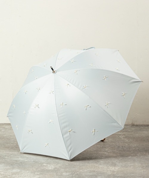 MILLION CARATS（ミリオンカラッツ）の「《because》上品に散りばめた立体リボンモチーフの晴雨兼用軽量アンブレラ 約290g [UVカット・UPF50+・完全遮光・遮熱]（長傘・レディース・グレー/オフホワイト/サックスブルー・FREE）」の17枚目の写真