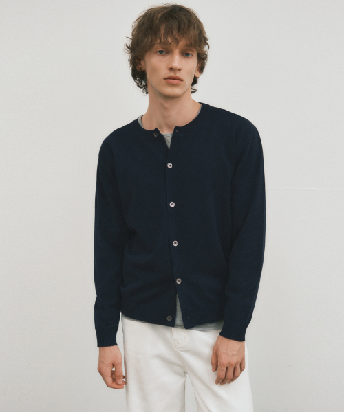 WEDNESDAY OASIS（ウェンズデーオアシス）の「クロップクルーネックニットカーディガン_NAVY(WC25-KN63)（カーディガン/ボレロ・メンズ・ネイビー・MEDIUM/LARGE）」の3枚目の写真