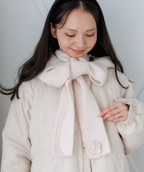 flower（フラワー）の「フラッフィーローズマフラー（マフラー・レディース・アイボリー/ピンク/アッシュグレー・FREE）」の3枚目の写真
