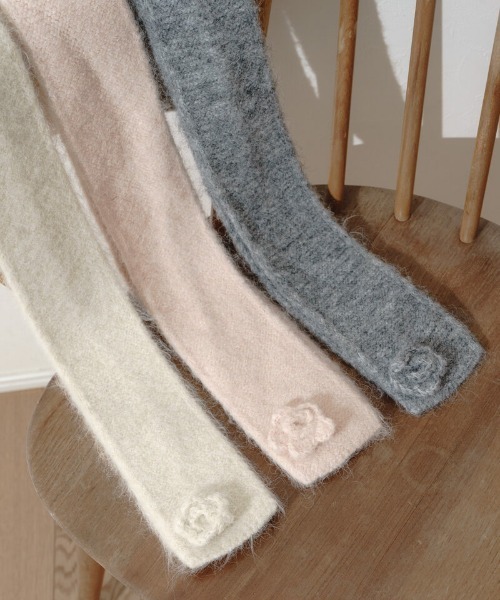 flower（フラワー）の「フラッフィーローズマフラー（マフラー・レディース・アイボリー/ピンク/アッシュグレー・FREE）」の4枚目の写真