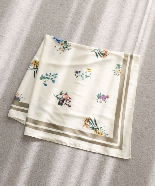 Andemiu（アンデミュウ）の「ボタニカルフラワースカーフ642780（バンダナ/スカーフ・レディース・ネイビー/アイボリー・FREE）」の2枚目の写真