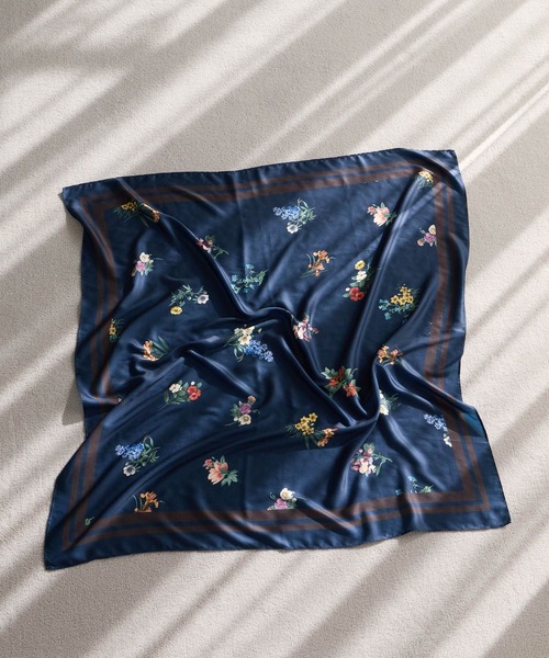 Andemiu（アンデミュウ）の「ボタニカルフラワースカーフ642780（バンダナ/スカーフ・レディース・ネイビー/アイボリー・FREE）」の5枚目の写真