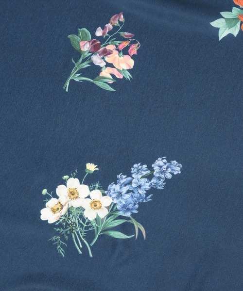 Andemiu（アンデミュウ）の「ボタニカルフラワースカーフ642780（バンダナ/スカーフ・レディース・ネイビー/アイボリー・FREE）」の11枚目の写真