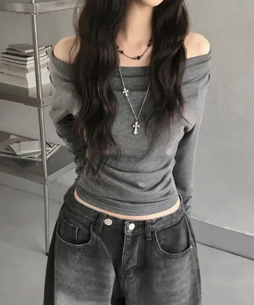 DIAVEL（ディアベル）の「【春夏新作】胸元ドレープサイドギャザー入りカットトップス（Tシャツ/カットソー・レディース・グレー・M/S/L）」の13枚目の写真