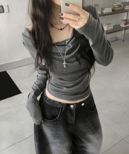 DIAVEL（ディアベル）の「【春夏新作】胸元ドレープサイドギャザー入りカットトップス（Tシャツ/カットソー・レディース・グレー・M/S/L）」の6枚目の写真