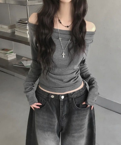 DIAVEL（ディアベル）の「【春夏新作】胸元ドレープサイドギャザー入りカットトップス（Tシャツ/カットソー・レディース・グレー・M/S/L）」の14枚目の写真