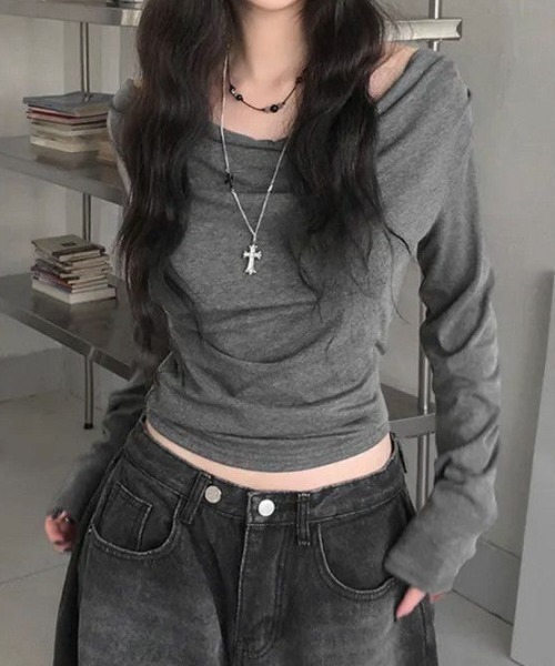 DIAVEL（ディアベル）の「【春夏新作】胸元ドレープサイドギャザー入りカットトップス（Tシャツ/カットソー・レディース・グレー・M/S/L）」の2枚目の写真