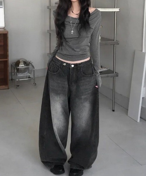 DIAVEL（ディアベル）の「【春夏新作】胸元ドレープサイドギャザー入りカットトップス（Tシャツ/カットソー・レディース・グレー・M/S/L）」の9枚目の写真