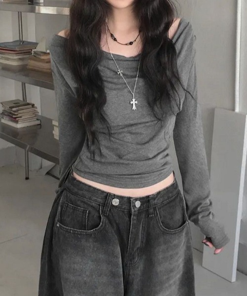 DIAVEL（ディアベル）の「【春夏新作】胸元ドレープサイドギャザー入りカットトップス（Tシャツ/カットソー・レディース・グレー・M/S/L）」の3枚目の写真