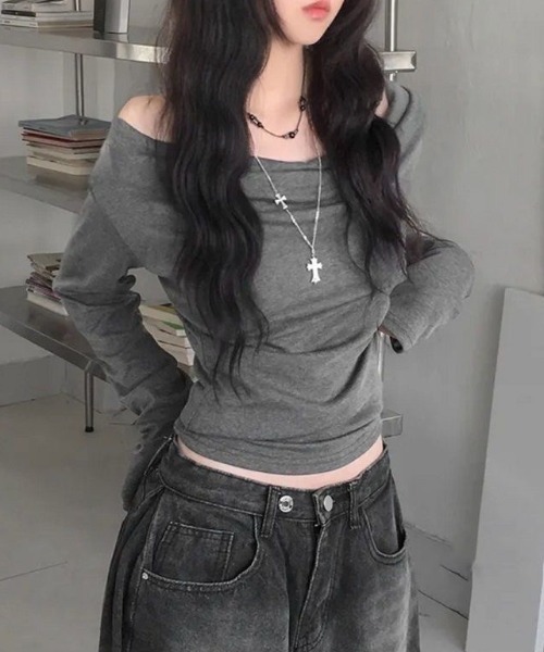 DIAVEL（ディアベル）の「【春夏新作】胸元ドレープサイドギャザー入りカットトップス（Tシャツ/カットソー・レディース・グレー・M/S/L）」の11枚目の写真