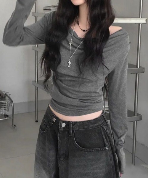 DIAVEL（ディアベル）の「【春夏新作】胸元ドレープサイドギャザー入りカットトップス（Tシャツ/カットソー・レディース・グレー・M/S/L）」の5枚目の写真