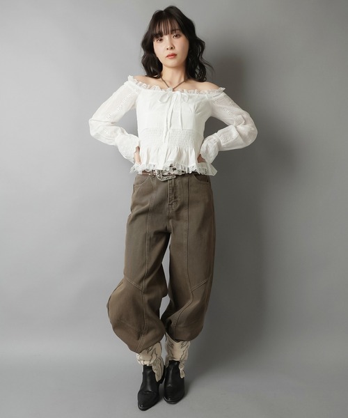 SPINNS(スピンズ)の「空気感で差をつける オフショルギャザーブラウス(シャツ/ブラウス・レディース・オフホワイト・ONESIZE)」の10枚目の写真