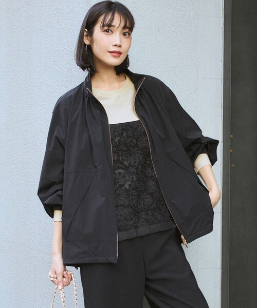 23区 S(ニジュウサンクチイサイサイズ)の「2WAYストレッチタフタ ボリュームスリーブブルゾン(その他アウター・レディース・カーキ系/ブラック系/ベージュ系・32/30)」の2枚目の写真