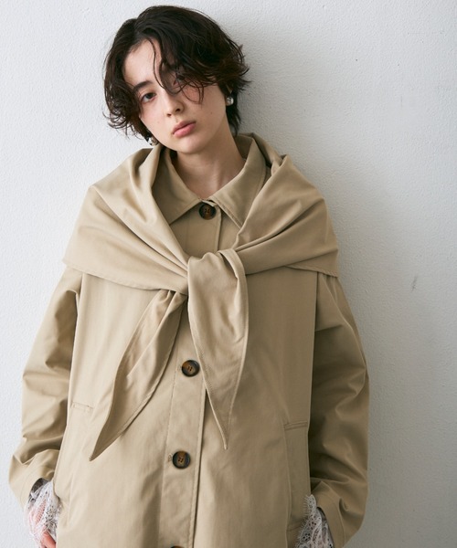 Trish(トリッシュ)の「コンパクトツイルスカーフ付きステンカラーコート(ステンカラーコート・レディース・ベージュ/アイボリー・MEDIUM)」の2枚目の写真