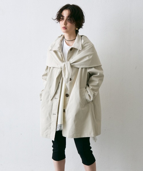 Trish(トリッシュ)の「コンパクトツイルスカーフ付きステンカラーコート(ステンカラーコート・レディース・ベージュ/アイボリー・MEDIUM)」の1枚目の写真