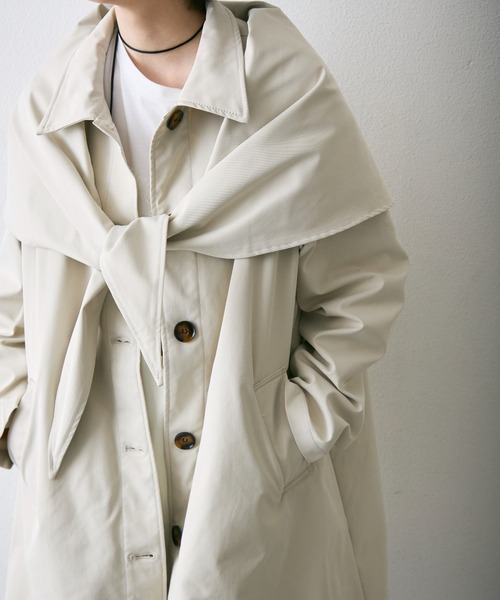 Trish(トリッシュ)の「コンパクトツイルスカーフ付きステンカラーコート(ステンカラーコート・レディース・ベージュ/アイボリー・MEDIUM)」の4枚目の写真