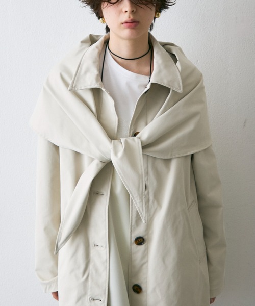 Trish(トリッシュ)の「コンパクトツイルスカーフ付きステンカラーコート(ステンカラーコート・レディース・ベージュ/アイボリー・MEDIUM)」の3枚目の写真