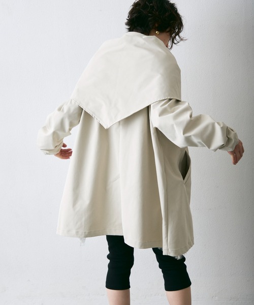 Trish(トリッシュ)の「コンパクトツイルスカーフ付きステンカラーコート(ステンカラーコート・レディース・ベージュ/アイボリー・MEDIUM)」の8枚目の写真