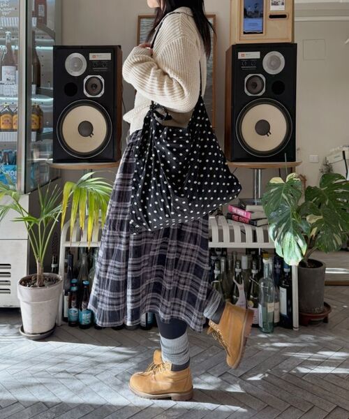 D.LAB(ディラップ)の「プラムパターンリボンエコバッグ-小花ブラック(メッセンジャーバッグ・レディース・ブラック・FREE)」の4枚目の写真