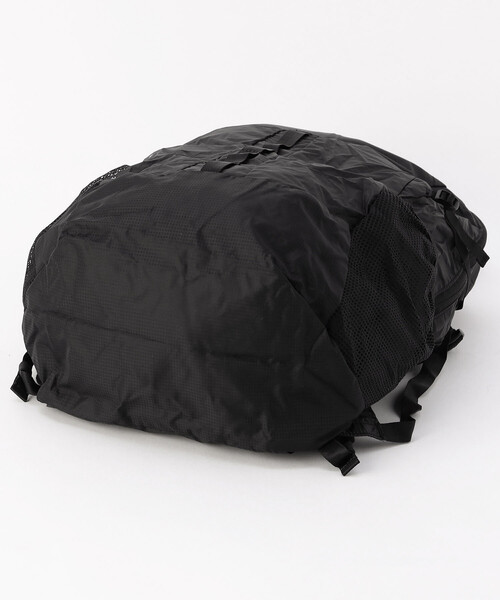 FREAK'S STORE(フリークスストア)の「限定展開 THE NORTH FACE/ザ・ノース・フェイス メイフライパック22 ユニセックス リュック/デイパック<br>(バックパック/リュック・メンズ・ブラック・ONE SIZE)」の4枚目の写真