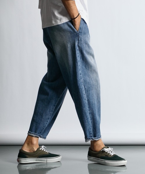 The DUFFER of ST.GEORGE(ザダファーオブセントジョージ)の「LINEN BLEND WEBBING BELT WIDE DENIM:麻混ストレッチ 2タック イージー ワイドテーパード デニムパンツ(デニムパンツ・メンズ・ダークインディゴブルー/インディゴブルー・MEDIUM/SMALL/X-LARGE/LARGE)」の1枚目の写真