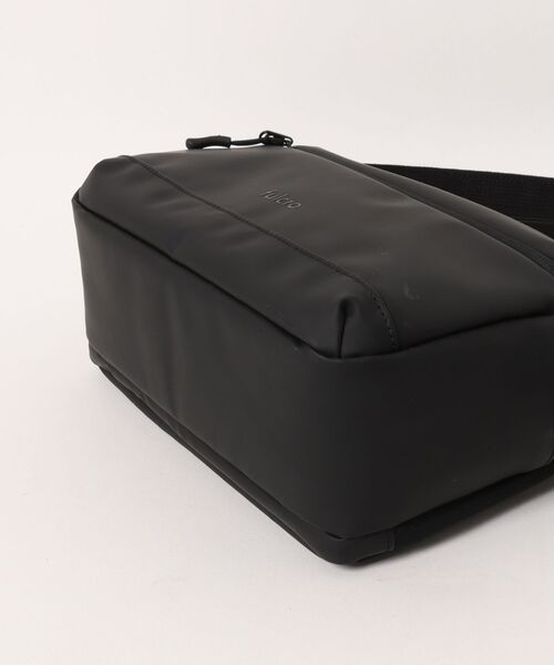 fulcro（フルクロ）の「撥水・耐水 自立型 ターポリン 横型ショルダーバッグ A5収納対応 stride ストライド（ショルダーバッグ・メンズ・ブラック・FREE）」の4枚目の写真