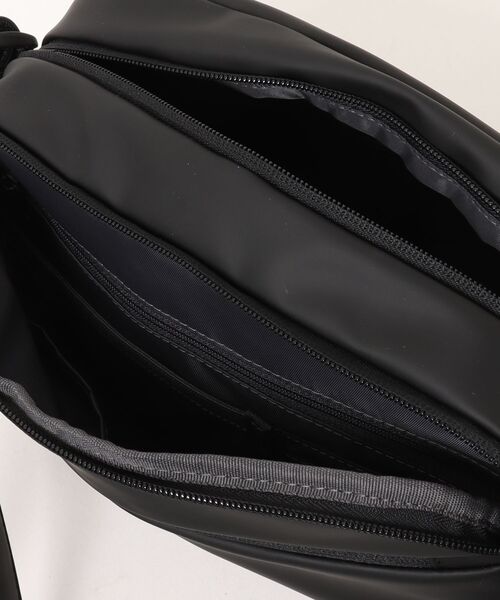 fulcro（フルクロ）の「撥水・耐水 自立型 ターポリン 横型ショルダーバッグ A5収納対応 stride ストライド（ショルダーバッグ・メンズ・ブラック・FREE）」の5枚目の写真