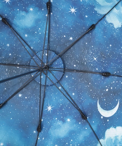 axes femme（アクシーズファム）の「夜空柄晴雨兼用パゴダ傘（長傘・レディース・ブルー・FREE）」の9枚目の写真