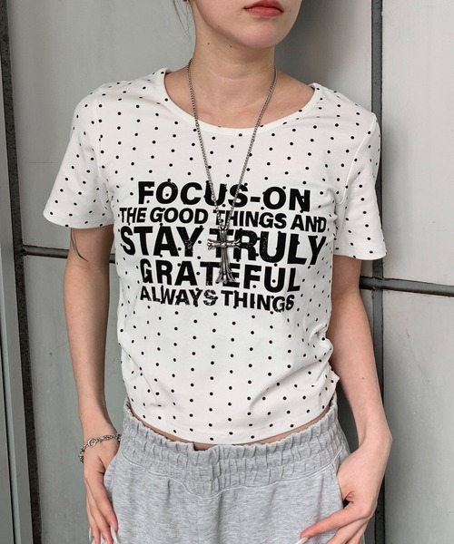 lilful（リルフル）の「【26年春夏新作】ドット柄 レタリングロゴ サイドシャーリングトップス（Tシャツ/カットソー・レディース・ブラック系その他/ブラック/ホワイト系その他/ホワイト・F）」の12枚目の写真