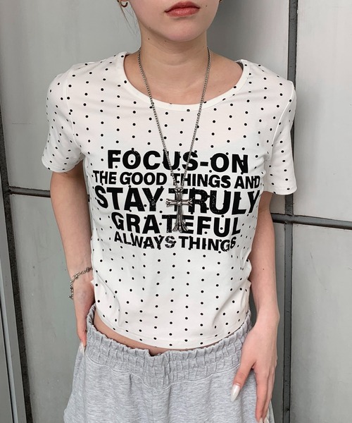 lilful（リルフル）の「【26年春夏新作】ドット柄 レタリングロゴ サイドシャーリングトップス（Tシャツ/カットソー・レディース・ブラック系その他/ブラック/ホワイト系その他/ホワイト・F）」の13枚目の写真