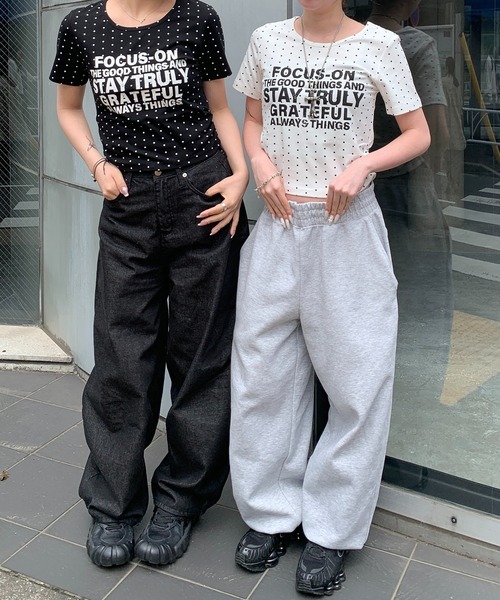 lilful（リルフル）の「【26年春夏新作】ドット柄 レタリングロゴ サイドシャーリングトップス（Tシャツ/カットソー・レディース・ブラック系その他/ブラック/ホワイト系その他/ホワイト・F）」の15枚目の写真