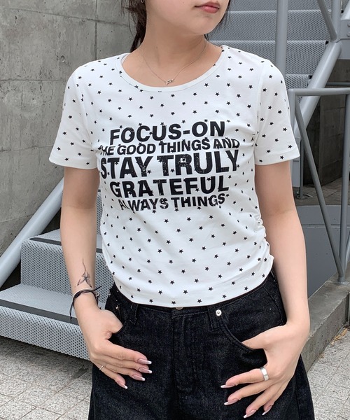 lilful（リルフル）の「【26年春夏新作】ドット柄 レタリングロゴ サイドシャーリングトップス（Tシャツ/カットソー・レディース・ブラック系その他/ブラック/ホワイト系その他/ホワイト・F）」の16枚目の写真