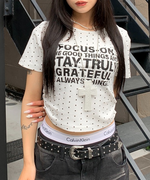 lilful(リルフル)の「【26年春夏新作】ドット柄 レタリングロゴ サイドシャーリングトップス(Tシャツ/カットソー・レディース・ブラック系その他/ブラック/ホワイト系その他/ホワイト・F)」の21枚目の写真