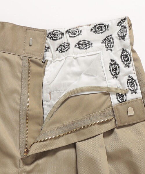 Dickies(ディッキーズ)の「DICKIES:〈洗濯機可能〉ツイル ツータック ショート パンツ(その他パンツ・レディース・ベージュ/ブラック・ONE SIZE)」の6枚目の写真