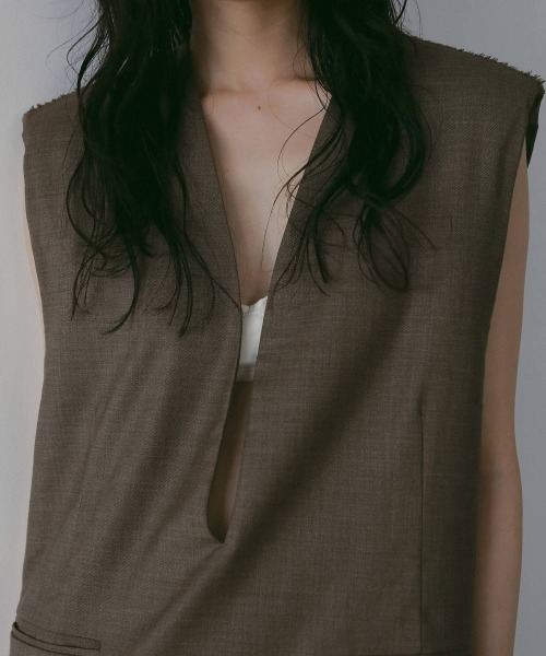 anuke（アンヌーク）の「[anuke/アンヌーク] キーネック オーバーベスト（ベスト・レディース・ブラック/ブラウン・36）」の11枚目の写真