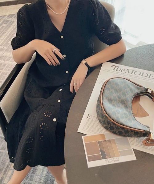 FAVORITO(ファヴォリート)の「Vネックパフスリーブワンピース(ワンピース・レディース・ベージュ/ブラック・F)」の21枚目の写真