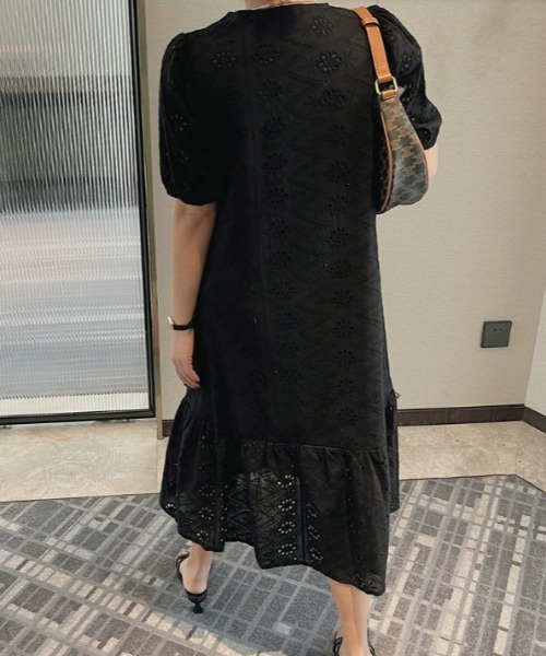 FAVORITO(ファヴォリート)の「Vネックパフスリーブワンピース(ワンピース・レディース・ベージュ/ブラック・F)」の19枚目の写真