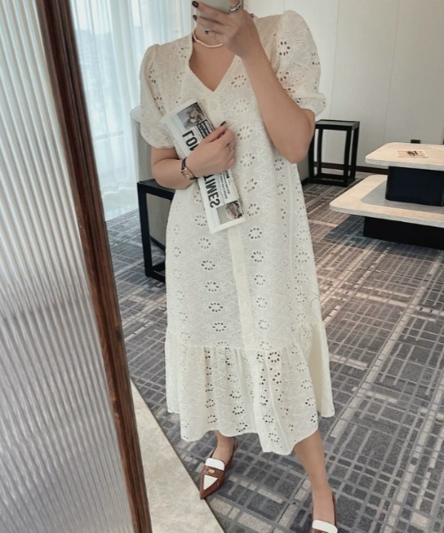 FAVORITO(ファヴォリート)の「Vネックパフスリーブワンピース(ワンピース・レディース・ベージュ/ブラック・F)」の18枚目の写真