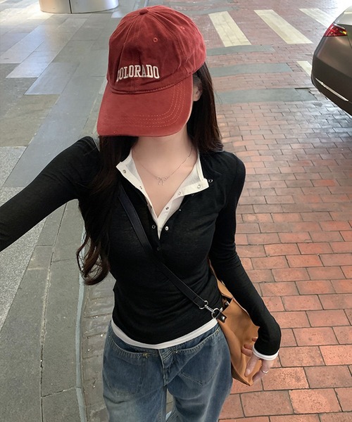 Chiina(チーナ)の「Chiina/レイヤード風ヘンリーネックトップス(Tシャツ/カットソー・レディース・ブラック/グレー・SMALL)」の2枚目の写真