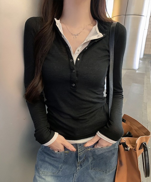 Chiina(チーナ)の「Chiina/レイヤード風ヘンリーネックトップス(Tシャツ/カットソー・レディース・ブラック/グレー・SMALL)」の4枚目の写真