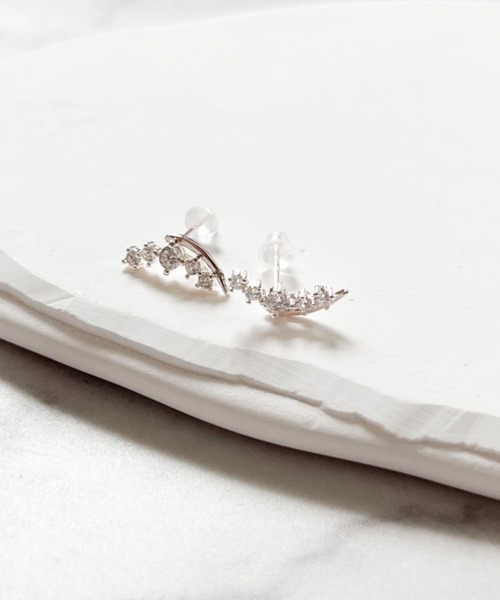 yu-ka(ユーカ)の「YU-KA:カーブラインビジューピアス Curved Line Bijou Earrings(ピアス(両耳用)・レディース・シルバー・FREE)」の2枚目の写真